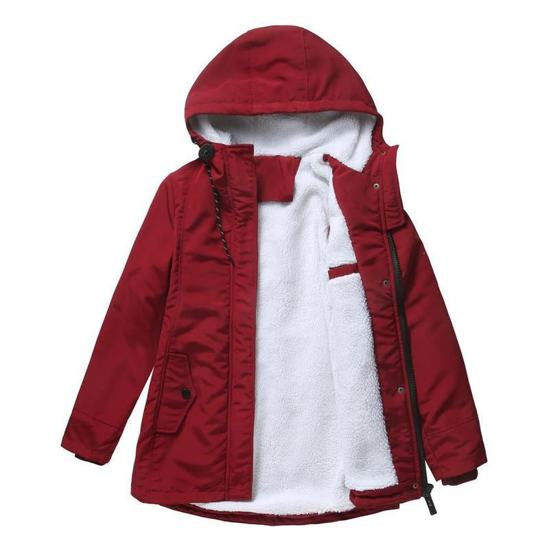 Roter Parka offen auf weißem Grund, innen weißes Teddyfleece-Futter und Kapuze sichtbar 3