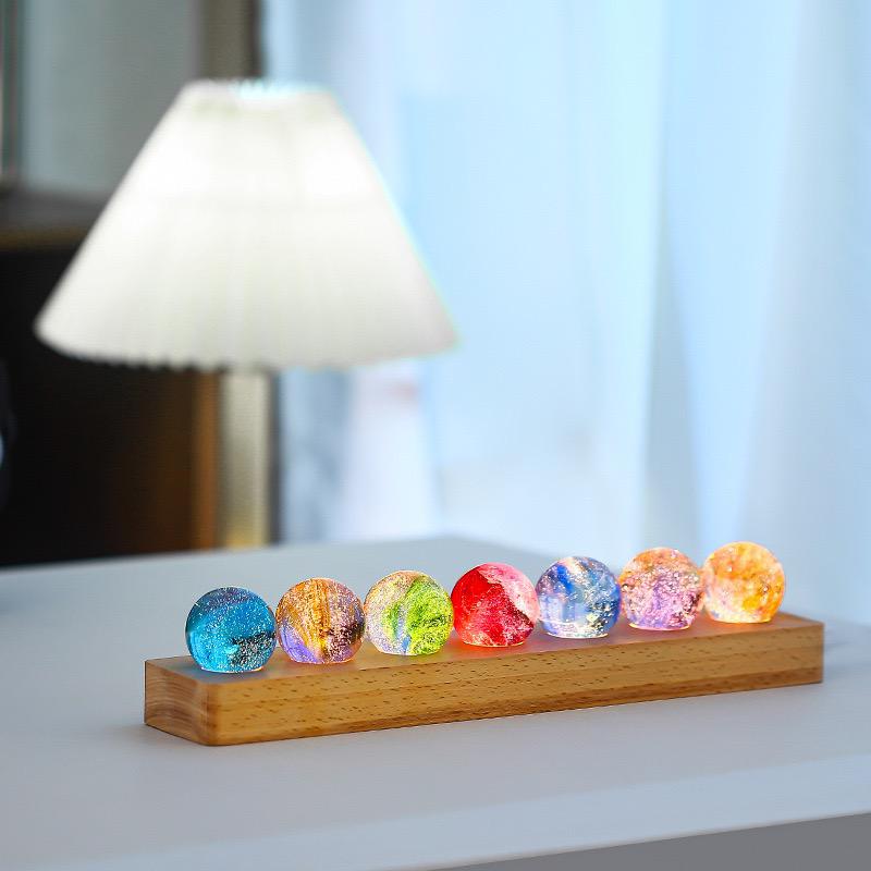 Bunte Kristallkugeln auf Holzständer, dekorative Glaskugeln, Wohnzimmerbeleuchtung, modern.