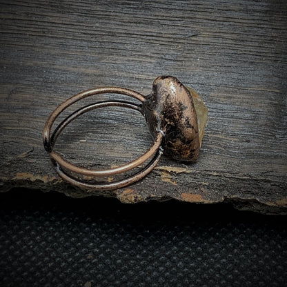 Antiker Kupferring mit rohem Edelstein, rustikales Design, handgefertigter Schmuck.