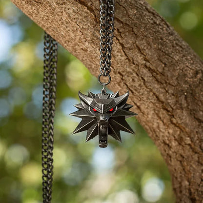 Silberne Wolfskopf-Halskette mit roten Augen, hängend an Ast, Schmuck für Fantasy-Fans.
