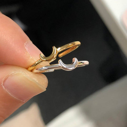Zwei Mondringe, gold und silber, minimalistisch, Schmuck, Damenmode, Accessoires.