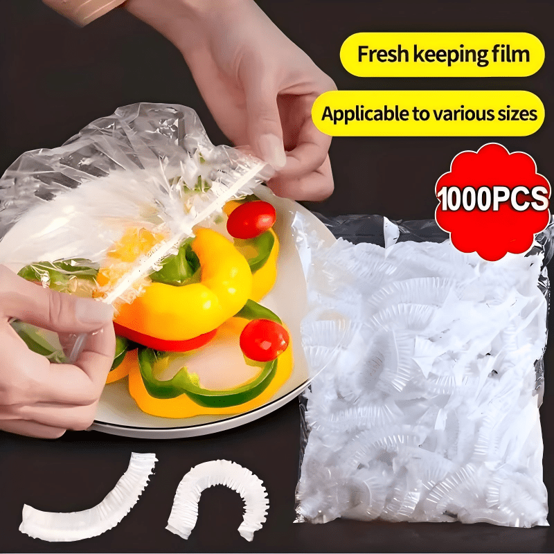 Hände ziehen eine Kappe über einen Teller mit Paprikastücken und Tomaten, daneben ein Beutel mit weißen Kappen und zwei einzelne Kappen. 10