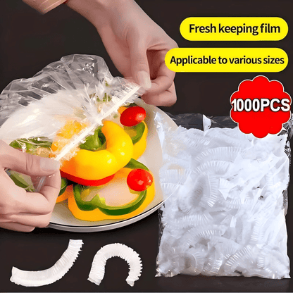 Hände ziehen eine Kappe über einen Teller mit Paprikastücken und Tomaten, daneben ein Beutel mit weißen Kappen und zwei einzelne Kappen. 10
