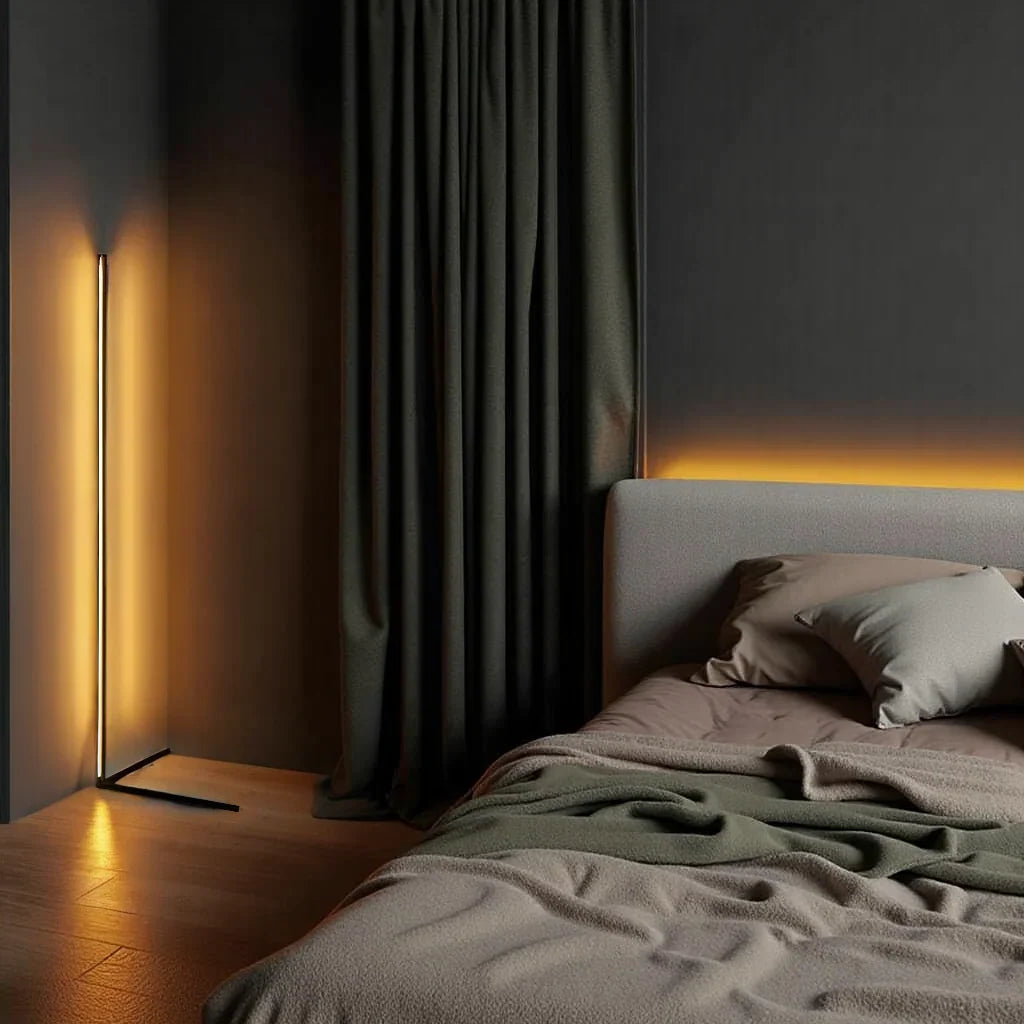 Stehleuchte mit orangefarbenem Licht in dunklem Schlafzimmer neben Vorhang und Bett mit olivgrüner Decke 9