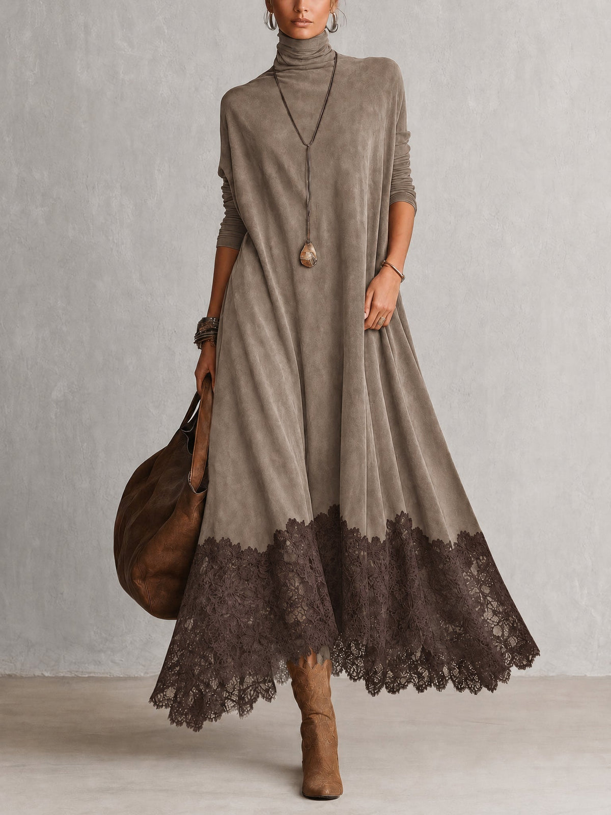 Kleid in Taupe mit dunkelbraunem Spitzensaum, Ganzkörperansicht von vorn mit Stiefeln und Tasche 8