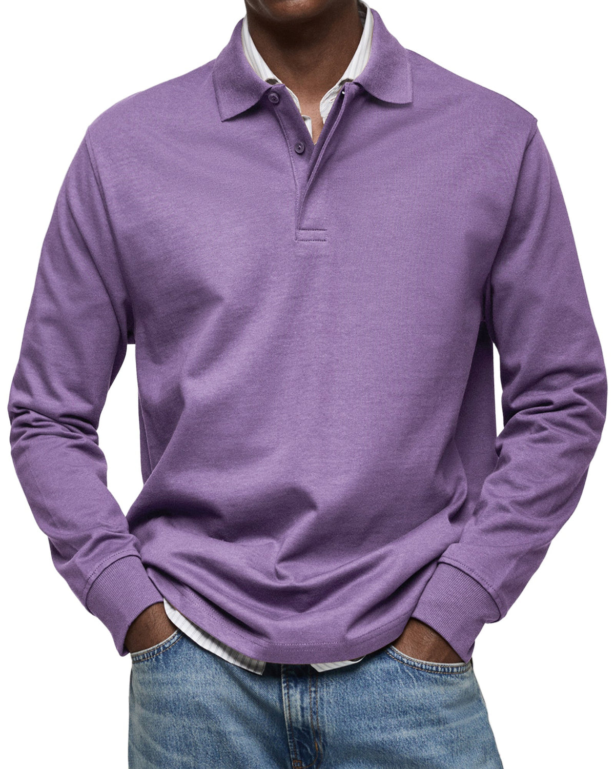 Langarm-Poloshirt in Flieder-Lila am Model, Frontansicht mit Knopfleiste, Hände in den Jeanstaschen. 9