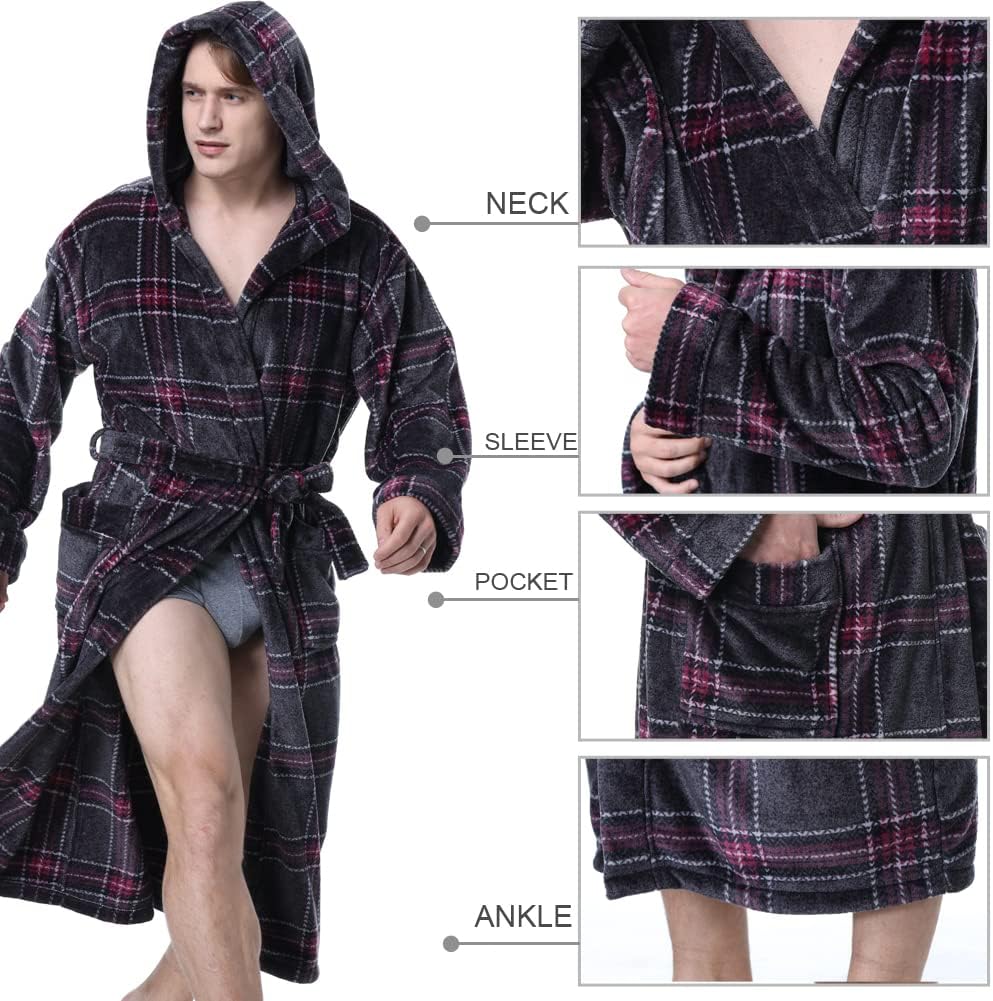 Mann im karierten Bademantel mit Kapuze, Gürtel und Taschen, weiches Fleece, schwarz-rot.