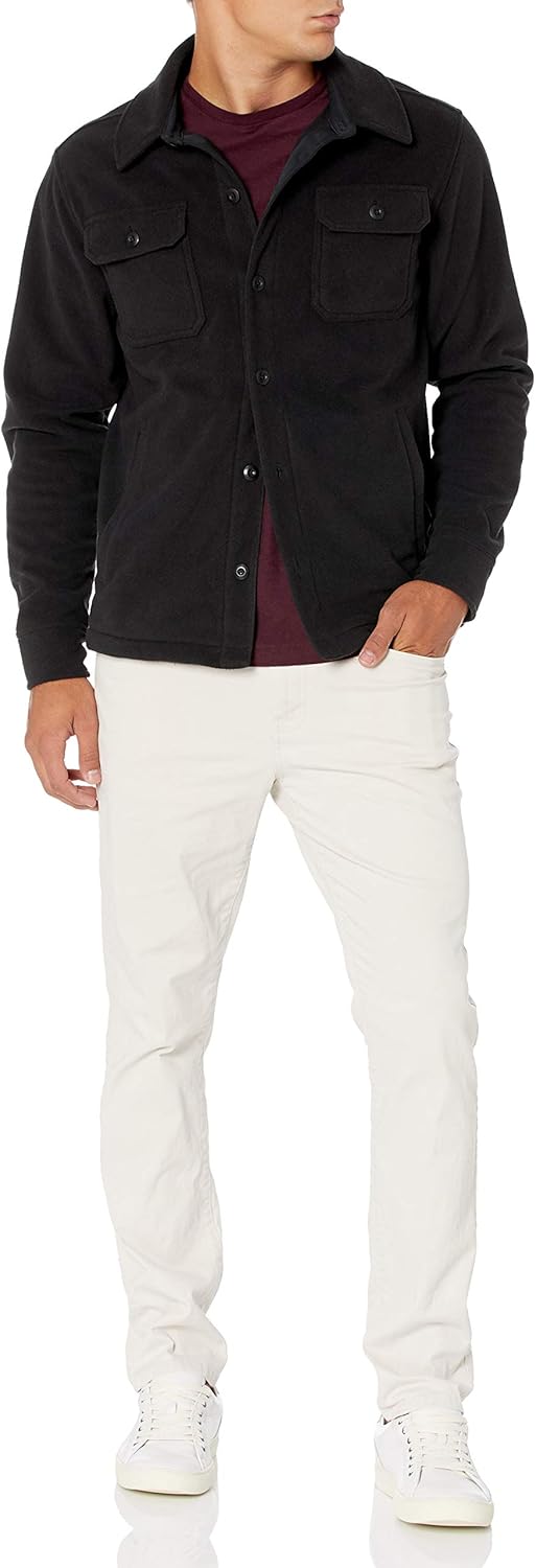 Mann in schwarzer Jacke und weißer Hose, Freizeitkleidung, modisch, stilvoll, Herrenmode.