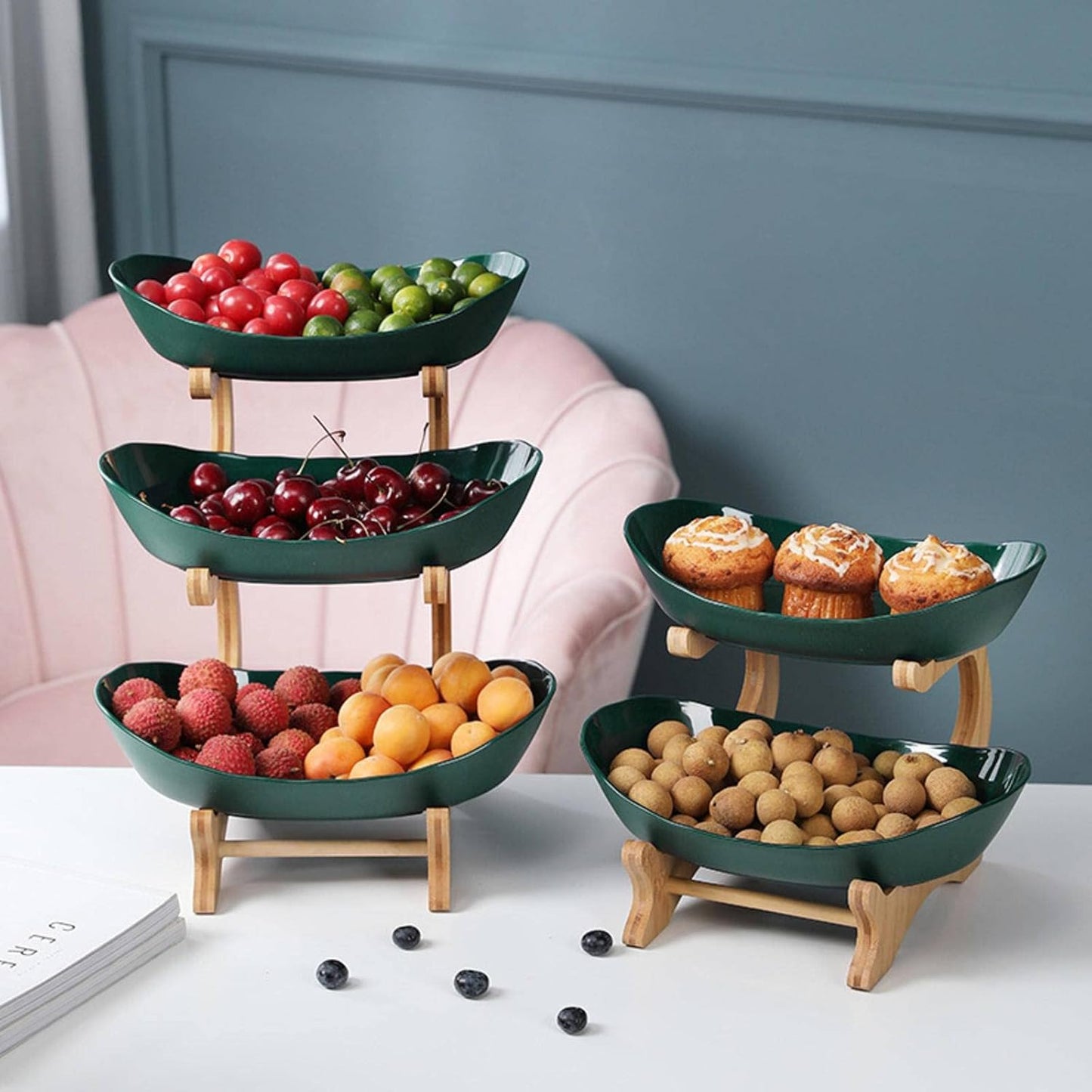 Grünes Obst-Etagere aus Bambus mit vier Ebenen, gefüllt mit Früchten und Gebäck.