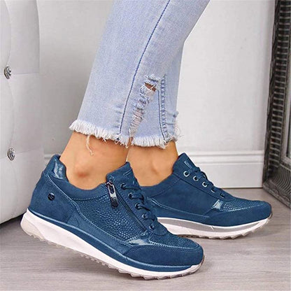 Blaue Variante des Schuhs mit Strassbesatz und Reißverschluss an der Seite, getragen zu ausgefransten Jeans. 3