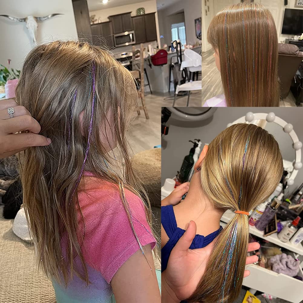 Mädchen mit glitzernden Haarsträhnen, blondes Haar, modische Frisur, Kinderfrisur, Zuhause.
