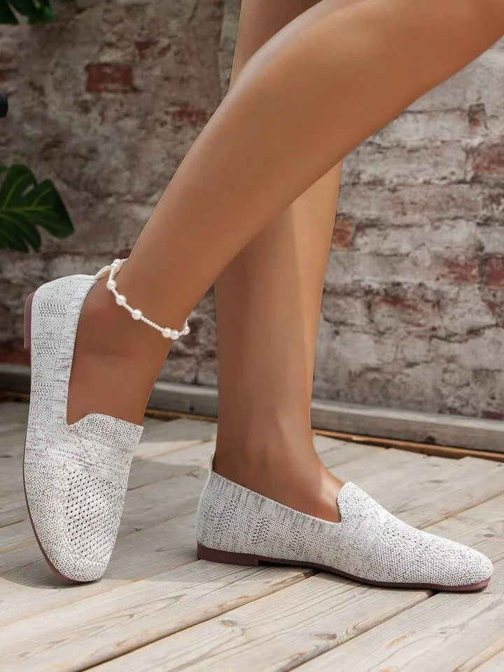 Weiße Damen-Loafer aus Strick, flach, bequem, ideal für Sommer, Freizeitmode, Outdoor.
