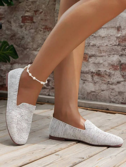 Weiße Damen-Loafer aus Strick, flach, bequem, ideal für Sommer, Freizeitmode, Outdoor.