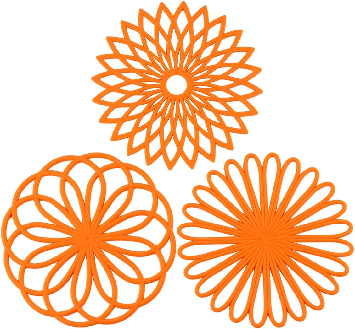 Drei orange Silikon-Untersetzer, hitzebeständig, rutschfest, dekoratives Küchendesign.