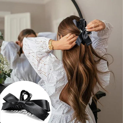 Frau mit schwarzer Haarklammer, elegantes Haaraccessoire, langes braunes Haar, Spiegelansicht.