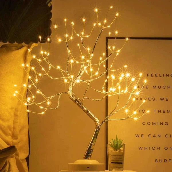 Lichterbaum mit vielen warmen Lichtern neben einem gerahmten Spruchbild und einer kleinen Sukkulente 3