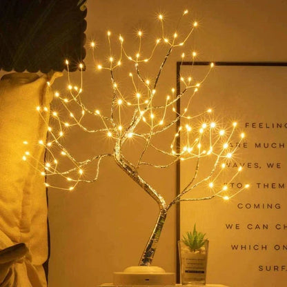 Lichterbaum mit vielen warmen Lichtern neben einem gerahmten Spruchbild und einer kleinen Sukkulente 3
