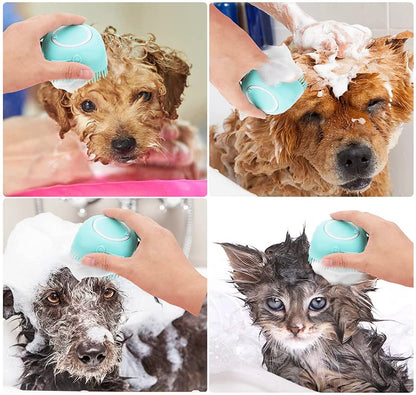 Hund und Katze werden mit blauem Silikon-Bürstenreiniger gebadet, Haustierpflege, Fellpflege.
