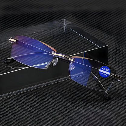 Randlose Brille mit schwarzen Bügeln steht auf einer Glasstufe über Carbonmuster, die Gläser schimmern kräftig blau. 5