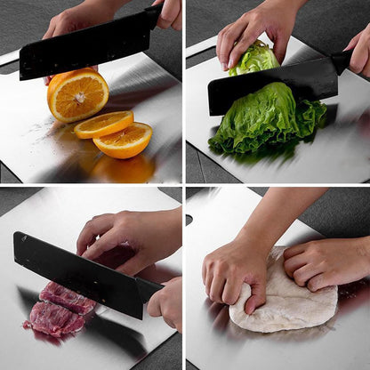 Vier-in-eins-Küchenmesser, schwarz, schneidet Orange, Salat, Fleisch, Teig auf Edelstahlplatte.