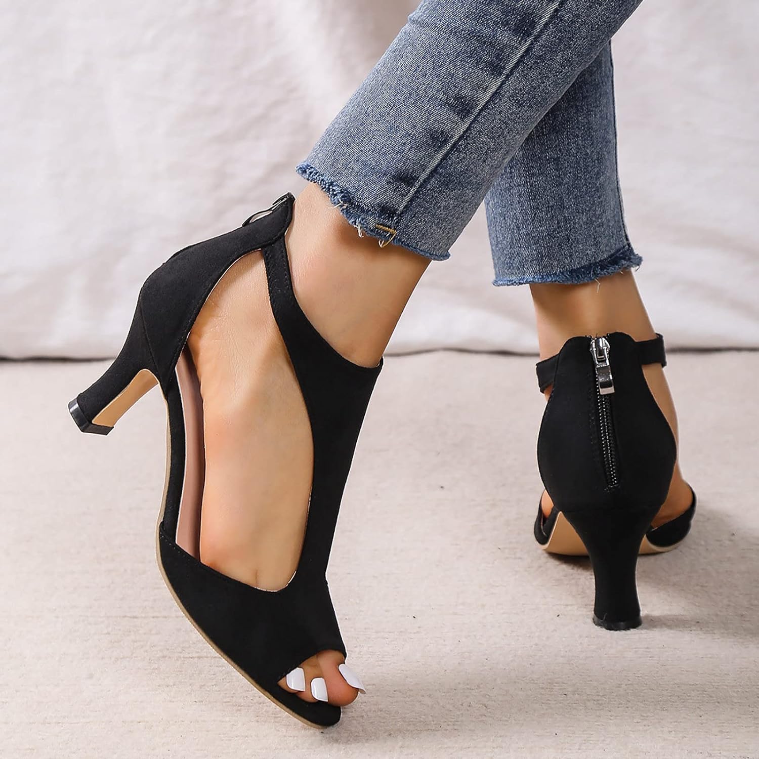Schwarze Damen-Sandaletten mit Absatz, offener Zehenpartie, Reißverschluss, elegantes Design.