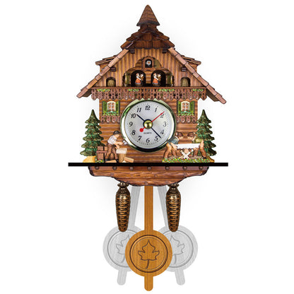 Kuckucksuhr mit spitzem Turmdach, Figuren beim Holzsägen und Holzhacken, Tannen, zwei Tanzfiguren im Balkonbogen und Pendel mit Ahornblatt. 6