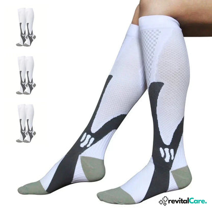 Weiße Kompressionsstrümpfe mit grauen Akzenten, ideal für Sport und Reisen, Unisex-Design.