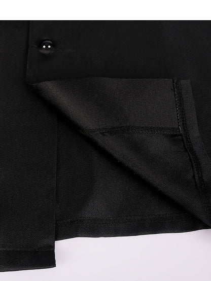 Detail der Stoffverarbeitung am Saum mit Naht, Innenseite des Stoffs und glänzendem schwarzem Knopf 9