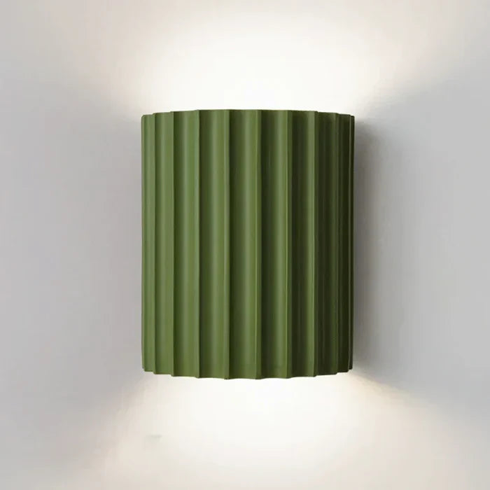 Grüne Wandleuchte, zylindrisch, geripptes Design, modernes Interieur, energiesparend.
