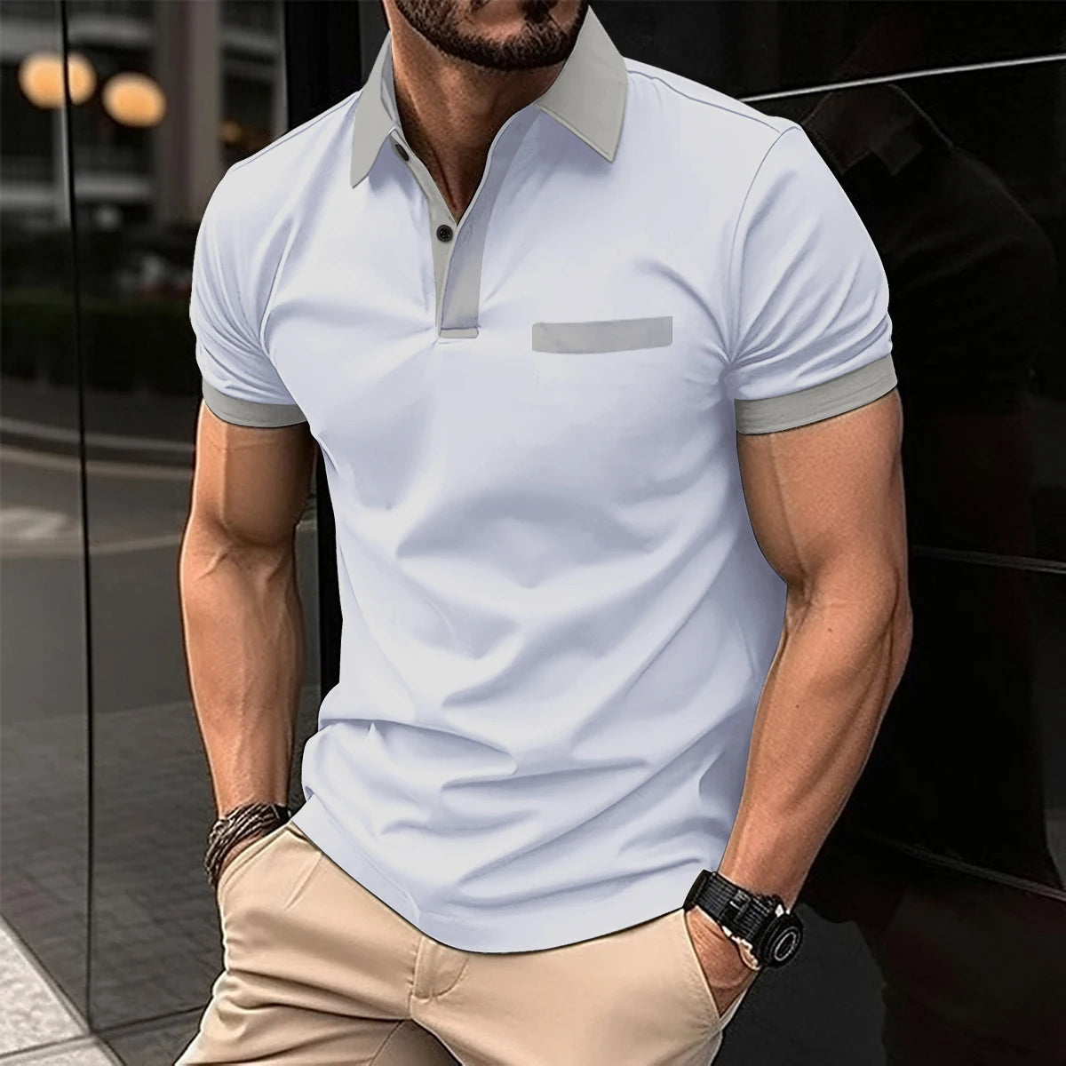 Mann in weißem Polohemd, muskulös, modisch, Sommermode, Herrenbekleidung, urbaner Stil.