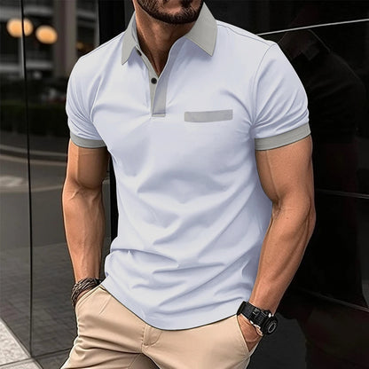 Mann in weißem Polohemd, muskulös, modisch, Sommermode, Herrenbekleidung, urbaner Stil.