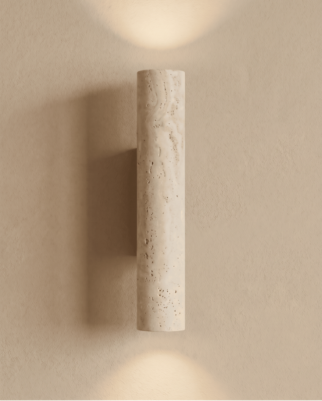 Ausgeschaltete schmale Travertin-Wandlampe von vorn mit Lichtkegeln oberhalb und unterhalb auf der Wand 7