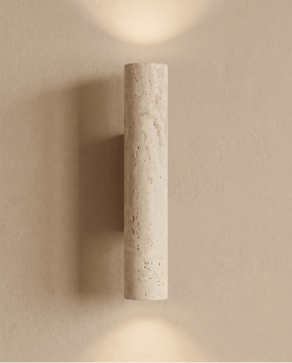 Ausgeschaltete schmale Travertin-Wandlampe von vorn mit Lichtkegeln oberhalb und unterhalb auf der Wand 7