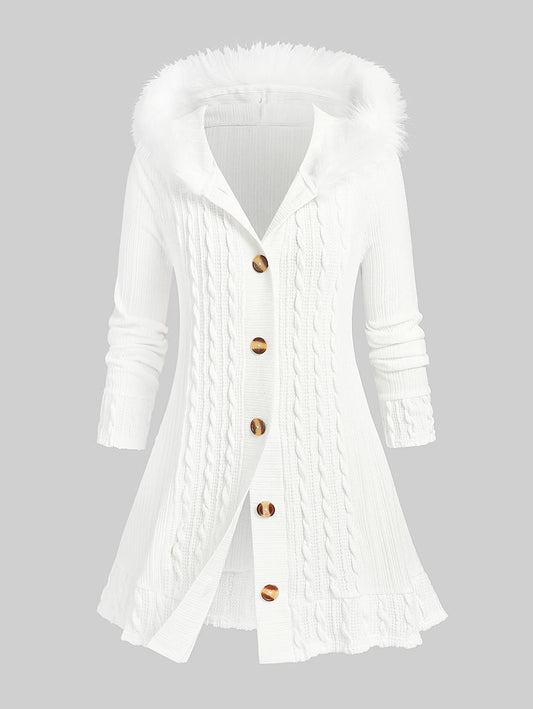 Weiße Strickjacke mit Kapuze, Kunstpelzbesatz, Knöpfen, Damenmode, Winterkleidung.