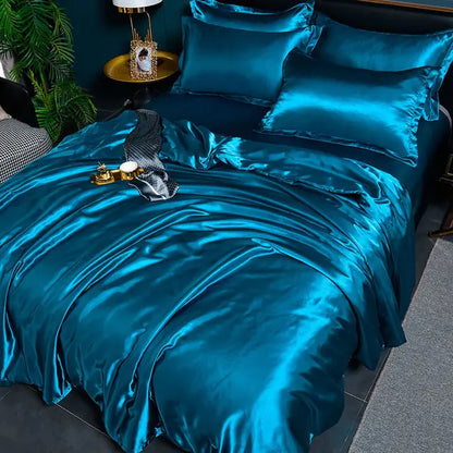 Luxuriöses blaues Seidensatin-Bettwäsche-Set, glänzend, elegant, Schlafzimmer-Dekor.