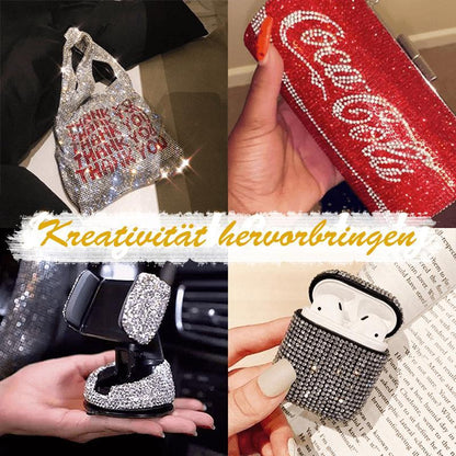 Collage mit Strass verzierter Gegenstände wie Tasche, Clutch, Handyhalterung und Kopfhörer-Etui, deutsche Bildunterschrift 9