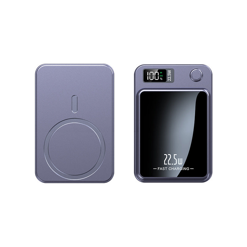 Powerbank in Lila-Grau, Rückseite mit Magnetring und Vorderseite mit dunkler Spiegelfläche und digitalem Display nebeneinander. 3
