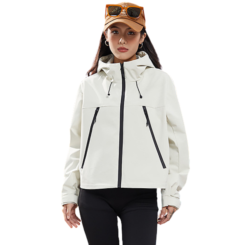 Cremeweiße Jacke in Frontansicht an einer Frau mit Basecap, Sonnenbrille auf der Kappe und schrägen Reißverschlusstaschen 4