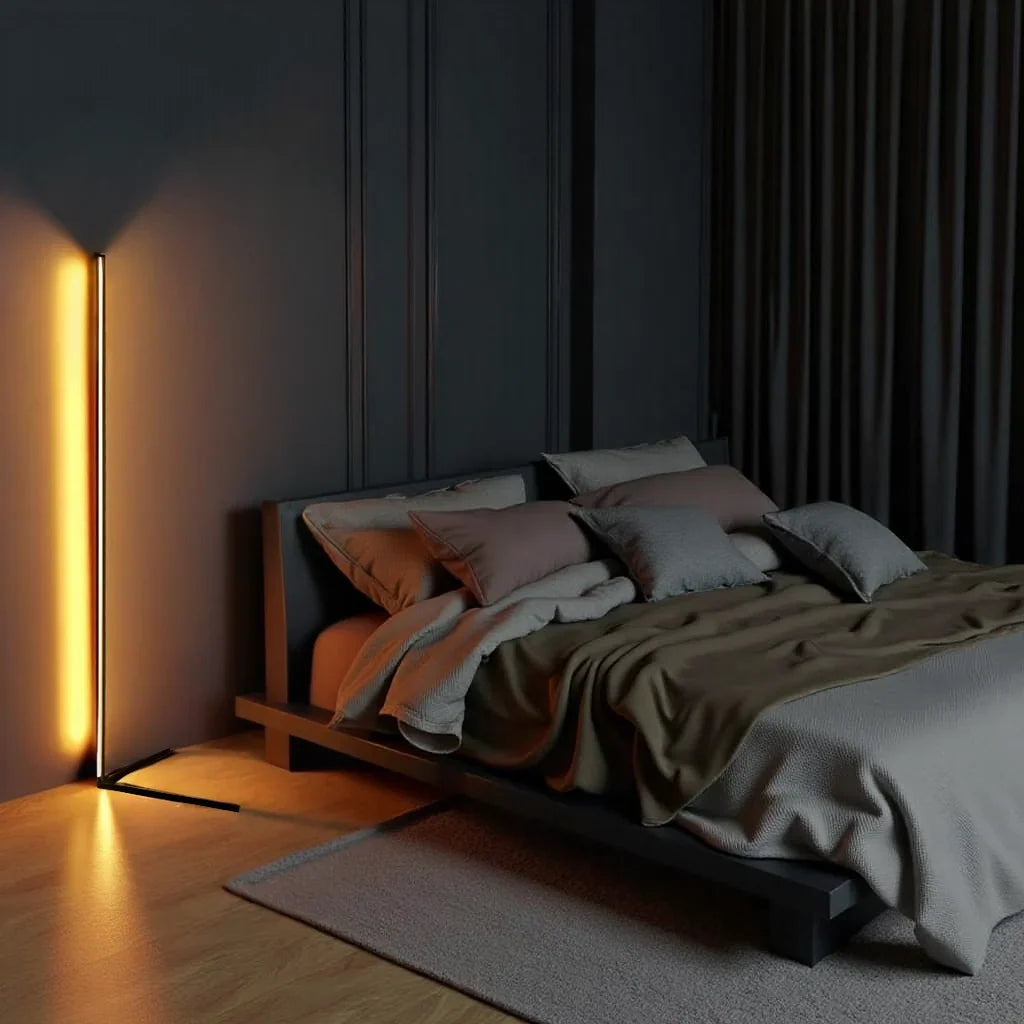 Leuchte leuchtet orange in einem dunklen Schlafzimmer neben einem Plattformbett mit grauer Bettwäsche 2