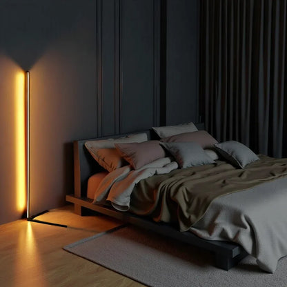 Leuchte leuchtet orange in einem dunklen Schlafzimmer neben einem Plattformbett mit grauer Bettwäsche 2