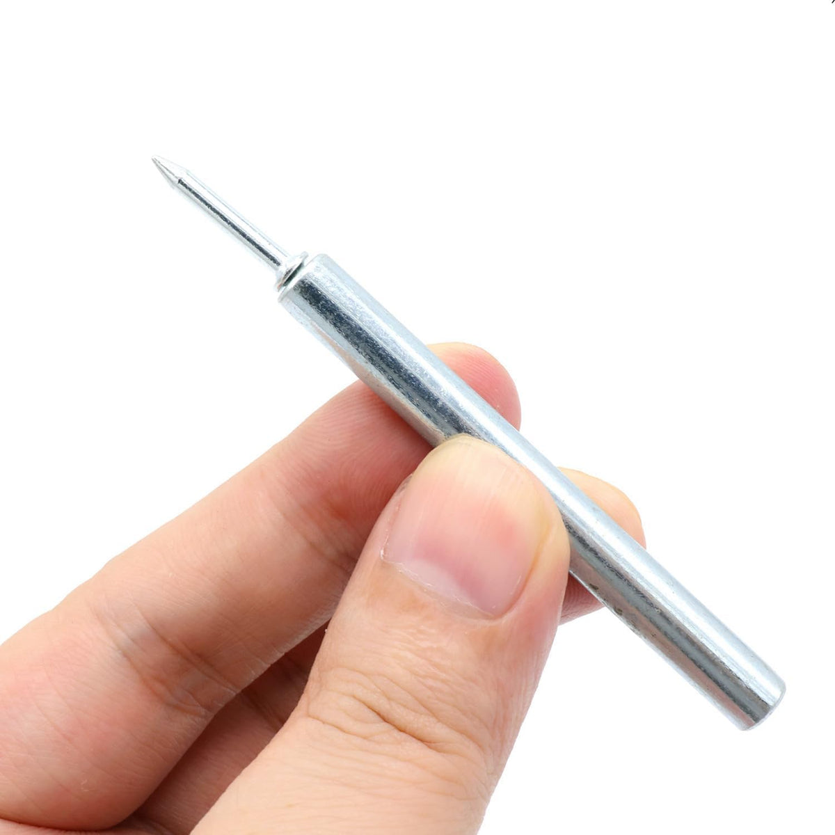 Metall-Hülsenwerkzeug mit eingestecktem Nagel, dessen Spitze nach oben ragt, in der Hand gehalten. 5