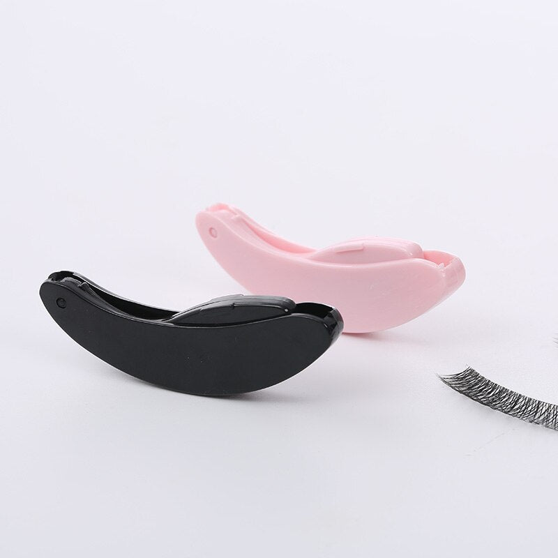 Rosa und schwarzer Wimpern-Applikator aus Kunststoff für künstliche Wimpernverlängerung.