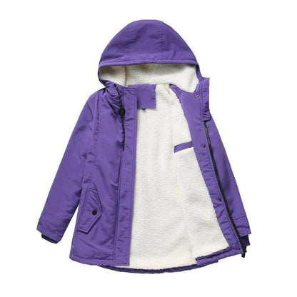 Violetter Parka aufgeklappt, cremefarbenes Fleecefutter, Kapuze und Pattentasche mit Knopf sichtbar 8