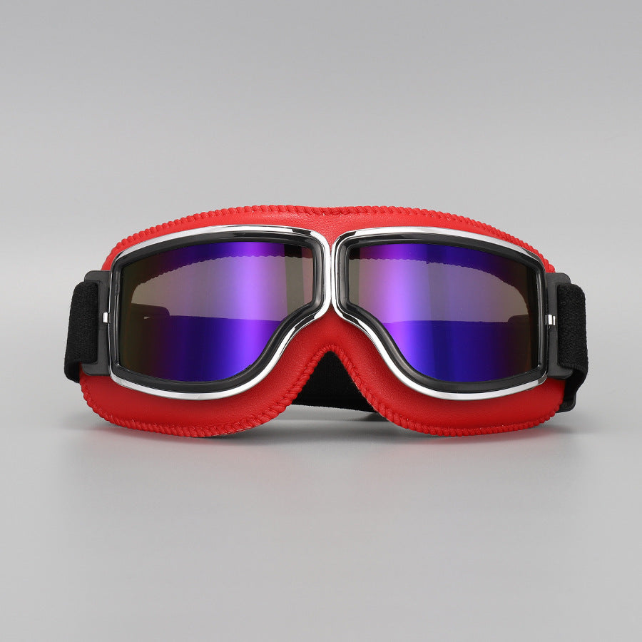 Fliegerbrille mit roter Lederpolsterung und Chromrahmen, die Gläser sind violett-blau verspiegelt. 12