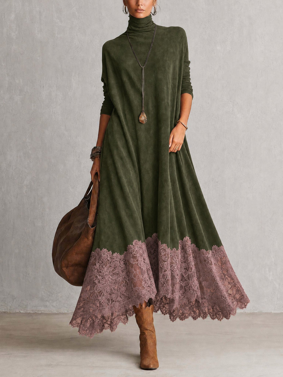 Kleid in Olivgrün mit rosafarbenem Spitzensaum, Ganzkörperansicht mit Cowboystiefeln und Ledertasche 9