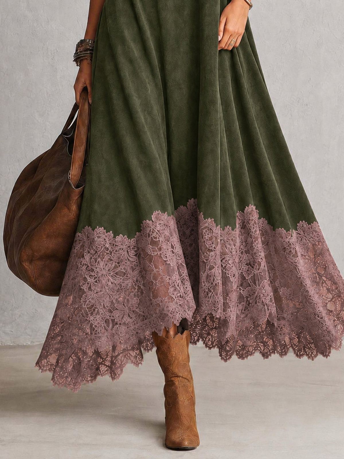 Detail des olivgrünen Rocks mit altrosafarbenem Spitzensaum, dazu Stiefel und Ledertasche 16