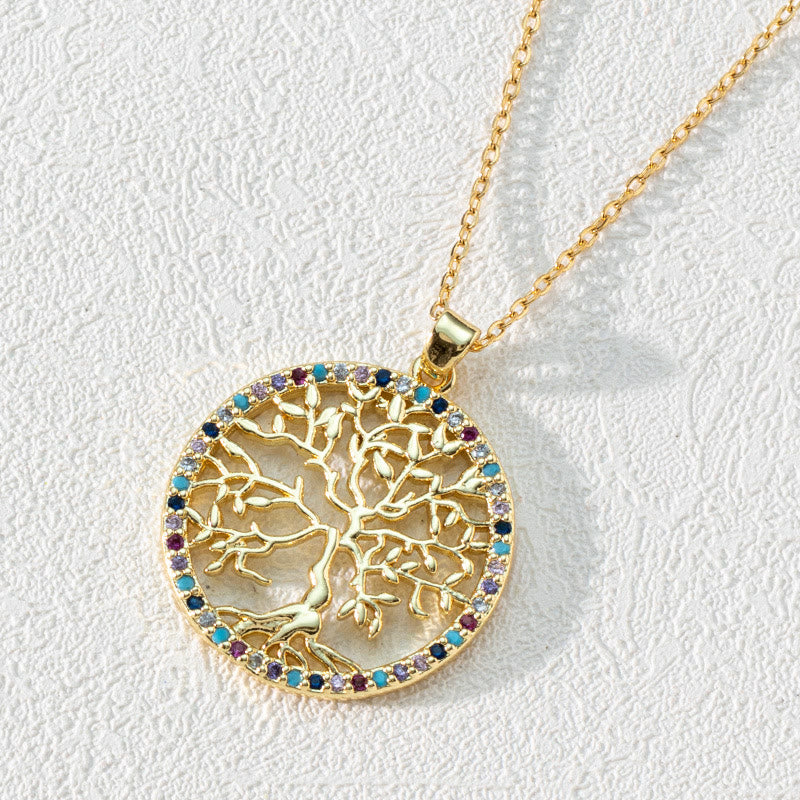 Goldener Lebensbaum-Anhänger mit bunten Edelsteinen auf feiner Kette, Schmuckdesign.