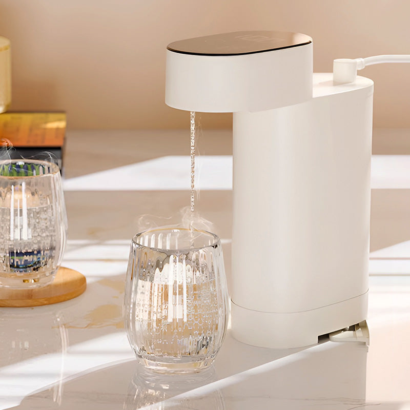 Weißer elektrischer Wasserspender, Glasfüllung, modernes Küchengerät, minimalistisch.