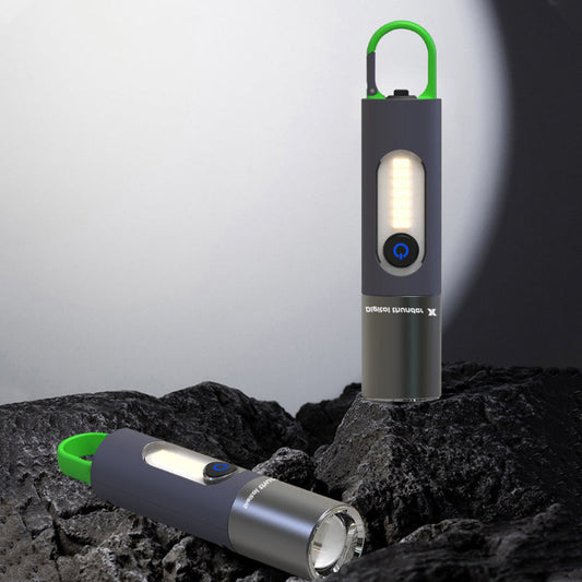 Zwei tragbare LED-Taschenlampen, schwarz-grün, auf Felsen, Outdoor-Campinglicht.