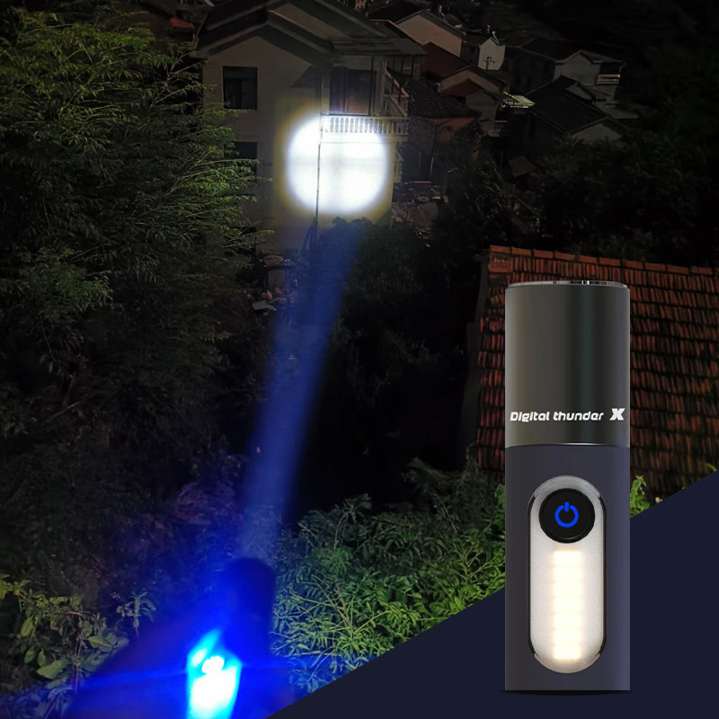 Taschenlampe mit starkem LED-Lichtstrahl, schwarz, ideal für Outdoor-Abenteuer und Camping.